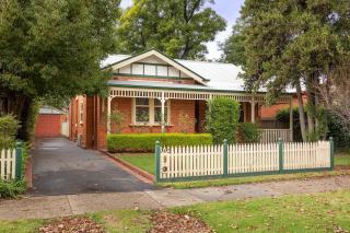 White Rabbit on Jones- central sophistication - Albury - 4