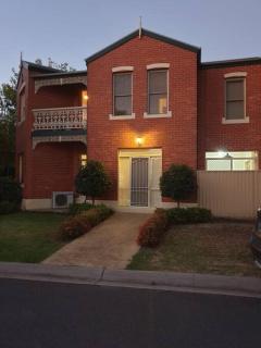 Sophisticated Elegance at the Gardens - Albury - 4