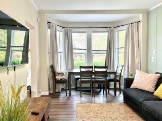 Modern Deluxe Kitchen, King Bed, Laundry, DT Renton close to Valley Med & SeaTac - 5