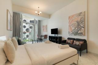 Millennium Binghatti Residence - Studio Apartment with Burj Khalifa View - Allsopp & Allsopp - Dubai - 2