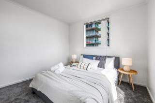 Modern Nomads Stunning City & River View 3BR with Carpark - 1