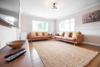 Space Apartments - 5 Bed Detached House inc Parking, Fast WiFi Speeds - Great Horkesley - 5
