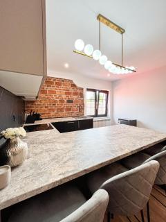 November Apartment - Newly Renovated Central Apartment near Theatre, Old Town - Braşov - 6