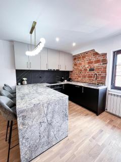 November Apartment - Newly Renovated Central Apartment near Theatre, Old Town - Braşov - 3