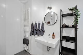 Emerald Design - Historic City Center with Free Parking & Panoramic View by HERO HOMES - Graz - 7