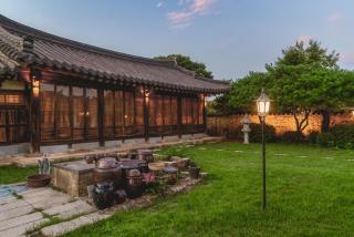 Gyeongju Stone Lantern Home Hanok Stay - Gyeongju - 1