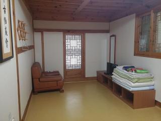 Gangneung Wangsangoal Hanok Pension - Gangneung - 6