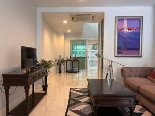 3BR Sukhumvit Townhouse, close to Emsphere and BTS MRT - Bangkok - 0