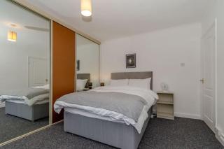 Sleeps 8 - Outdoor Lounge & Fire Pit - Driveway - 9