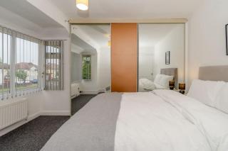 Sleeps 8 - Outdoor Lounge & Fire Pit - Driveway - 0