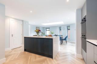 Elliot Oliver - Comfortable Five Bedroom Town Centre House With Garden & Garage - 6