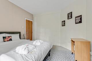 Very Central,1GB fibre wifi, 2min to tube & Heathrow, free coffee, milk & snacks, 2 new TVs & sofabed - Londra - 5