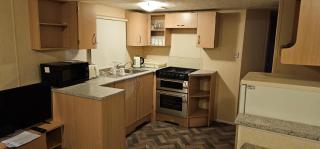 Cosy 8 Berth Caravan At Highfield Grange Holiday Park In Essex Ref 26724Wr - 4