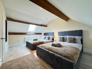 Spacious 6 Bedroom Home with Pool Table - Free Driveway Parking - 12 beds and 3 Bathrooms - Rustic Cottage Features - 4