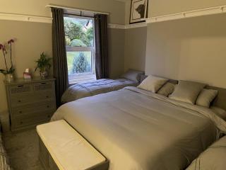 Seaside-Scarborough-WiFi-Parking-PetsOK-Sleeps-7 8 - Scarborough - 2