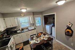 2BR Retreat sleeps 5 near ECU Stadium and Hospital - 4