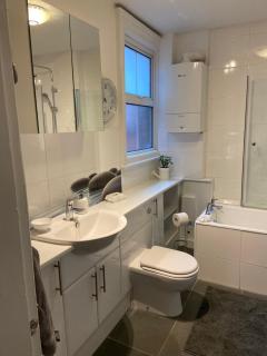 Deluxe Three Bed BnB in Henley-on-Thames near Station River & Town Centre - Henley on Thames - 6