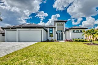 Villa Madi by CoralVilla - on water, sylish, pool&spa - Cape Coral - 0