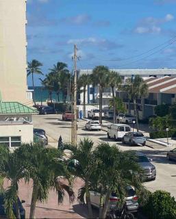 Hollywood Townhouse steps to beach and famous Broadwalk - Hollywood Beach - 2