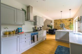 5 Bed 2 Bath House By LiveStay Short Lets & Serviced Accommodation Isleworth with Private Garden & Jacuzzi - Isleworth - 5