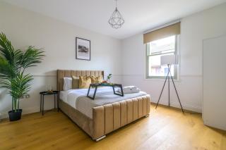 5 Bed 2 Bath House By LiveStay Short Lets & Serviced Accommodation Isleworth with Private Garden & Jacuzzi - Isleworth - 1