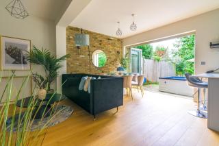 5 Bed 2 Bath House By LiveStay Short Lets & Serviced Accommodation Isleworth with Private Garden & Jacuzzi - Isleworth - 6