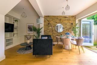 5 Bed 2 Bath House By LiveStay Short Lets & Serviced Accommodation Isleworth with Private Garden & Jacuzzi - Isleworth - 4
