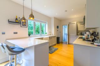 5 Bed 2 Bath House By LiveStay Short Lets & Serviced Accommodation Isleworth with Private Garden & Jacuzzi - Isleworth - 8