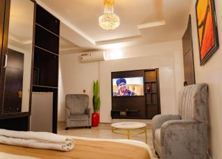 Luxury Hotel Deluxe Room - Sleeps 2 - Gym - Pool - Lekki - 9