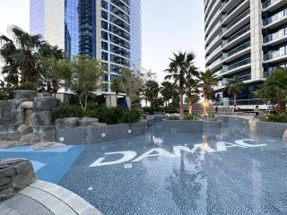 Luxurious 2BDR Apartment in Paramount Towers with Stunning Burj Khalifa Views - Dubai - 3