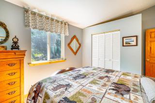 Deck and Views Pet-Friendly Cabin in Jefferson! - 1