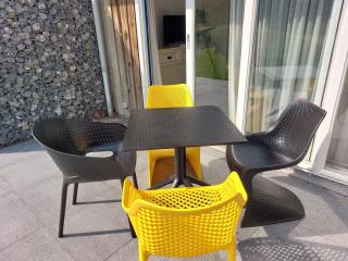 ZEEDUIN, met ZONNIG TERRAS - volledige KEUKEN- Resort Amelander Kaap, Incl verwarmd Hotel-ZWEMBAD nabij Dorp, Duinen en Strand - Hollum - 3