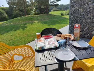 APHRODITE met ZONNIG TERRAS, eigen KEUKEN, Verwarmd Hotel-ZWEMBAD, nabij DORP, DUINEN en STRAND - Hollum - 2