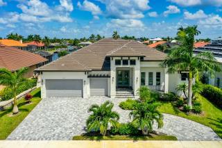 Luxurious Waterfront 4 Bed Island Retreat - 0