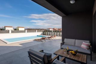 Villa with pool near sandy beach - by TRAVELER tourist agency Krk - ID 2224 - Privlaka (Brevilacqua) - 1