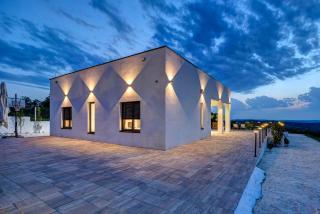 Hill Luxury House - - 0