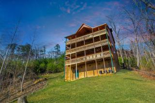Spacious 8BR Sleeps 25 VIEWS! Prime Location - Sevierville - 0