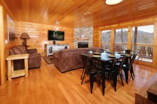 Spacious 8BR Sleeps 25 VIEWS! Prime Location - Sevierville - 3
