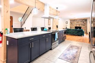 Luxe Retreat with Fireplace, WiFi, Parking in Ski Country - Vernon - 8