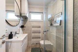 3 Bed Apt Sleeps 6 - Large Terrace & Free Parking - 6