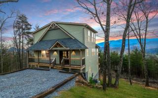 NEW Cozy 3BR w Spectacular VIEWS Hot Tub FREE Attraction Tickets - Sevierville - 0