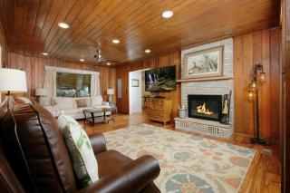 4BR Creekside WATERFALL Fire Pit Hot Tub FREE Attraction Tickets - Gatlinburg - 9