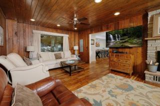 4BR Creekside WATERFALL Fire Pit Hot Tub FREE Attraction Tickets - Gatlinburg - 1
