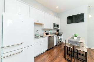 Modern Chic Suite - Amazing Location - GroupStay - 4