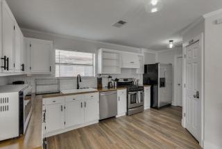 The Prestige Poolside Escape - 5BR with Cinema & Gaming - DeSoto - 1