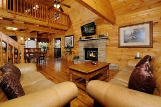 Cute and Cozy 2BR Hot Tub Pool Table FREE Attraction Tickets - Gatlinburg - 0
