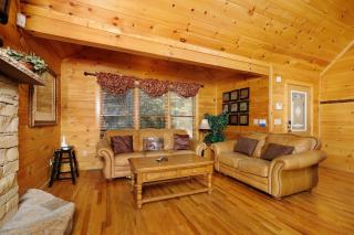 Cute and Cozy 2BR Hot Tub Pool Table FREE Attraction Tickets - Gatlinburg - 5