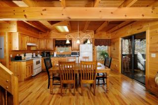 Cute and Cozy 2BR Hot Tub Pool Table FREE Attraction Tickets - Gatlinburg - 2