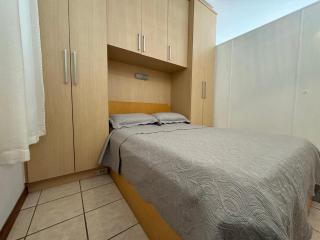 Apartamento 01 dormitório no centro de Bombinhas a poucos metros da praia LA028E - Bombinhas - 2