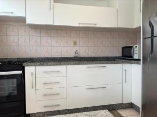 Apartamento 01 dormitório no centro de Bombinhas a poucos metros da praia LA028E - Bombinhas - 1